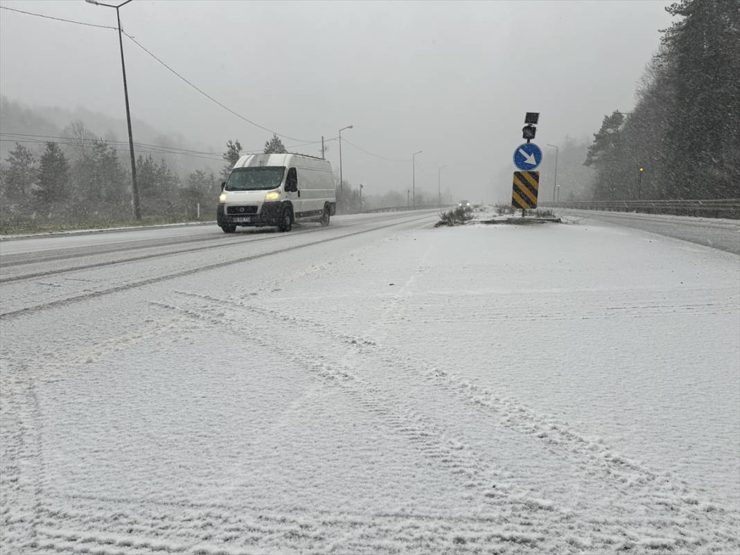 Beklenen kar yağışı başladı, trafik aksıyor 13